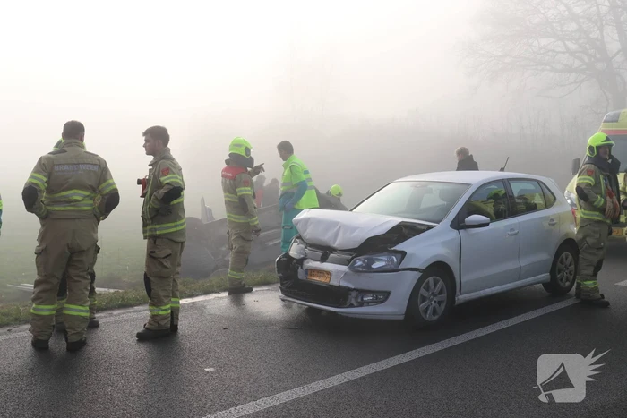 Auto op kop in sloot na botsing met andere auto