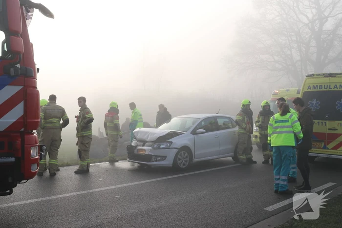 Auto op kop in sloot na botsing met andere auto