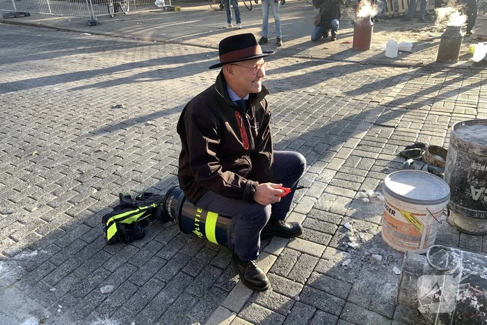 Burgemeester van Kampen plezier met carbidschieten