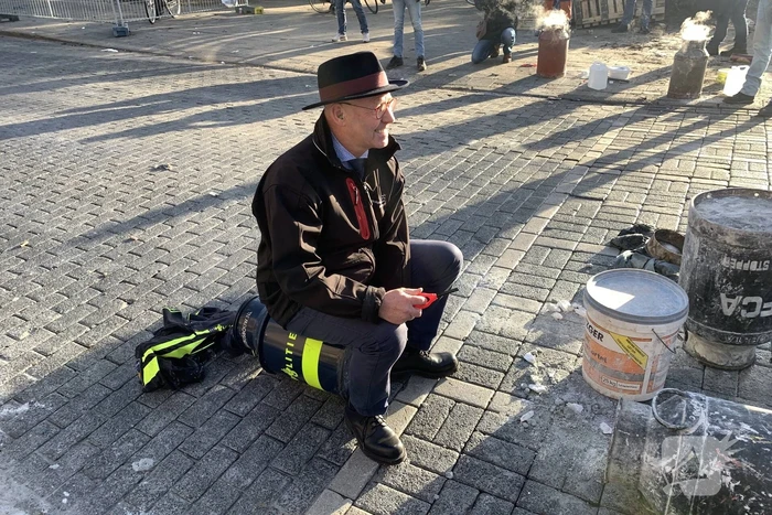 Burgemeester van Kampen plezier met carbidschieten
