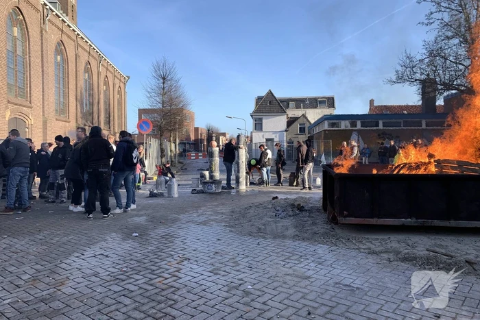 Burgemeester van Kampen plezier met carbidschieten