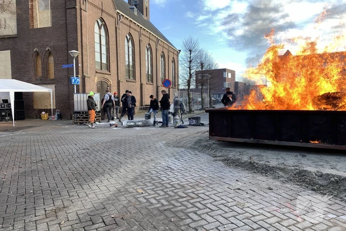 Burgemeester van Kampen plezier met carbidschieten