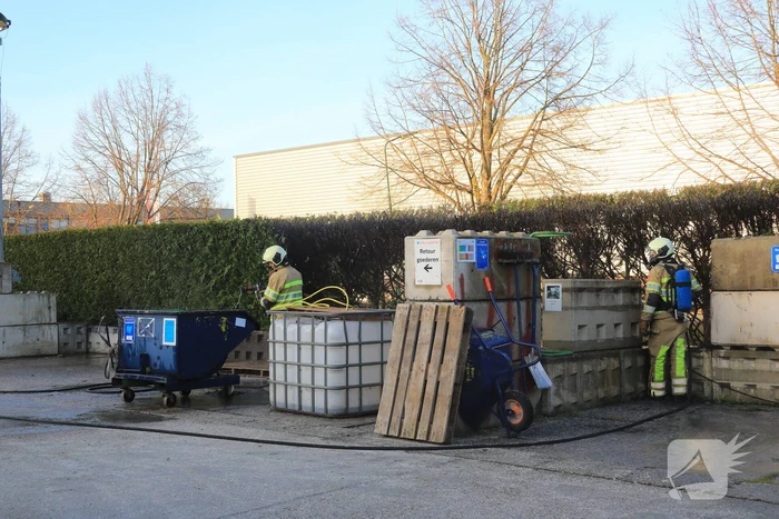 Dikke rookwolken door brand in coniferenhaag
