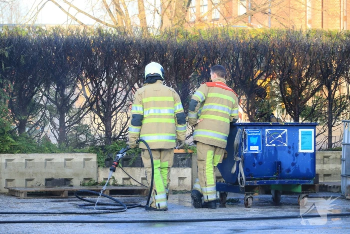 Dikke rookwolken door brand in coniferenhaag