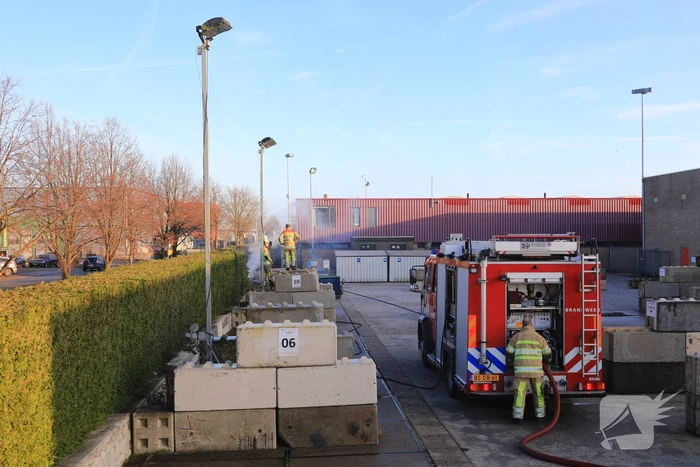 Dikke rookwolken door brand in coniferenhaag