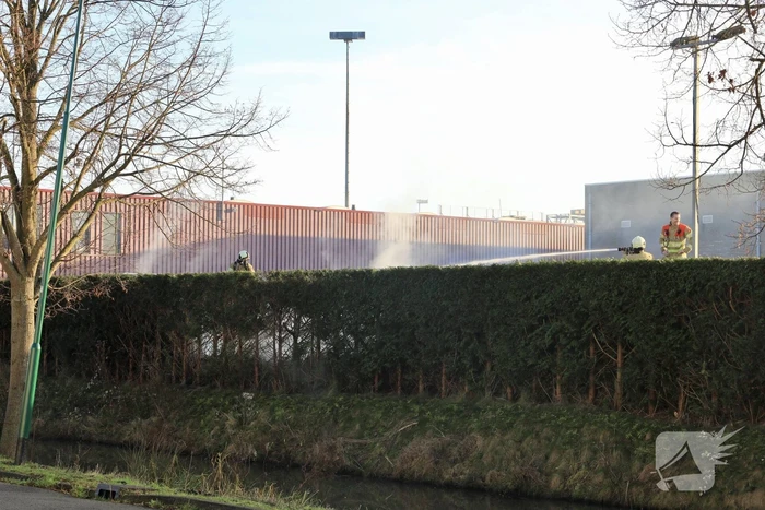 Dikke rookwolken door brand in coniferenhaag