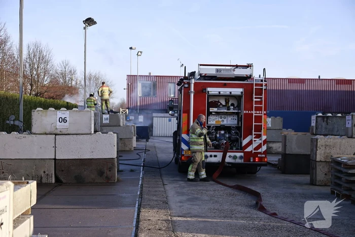 Dikke rookwolken door brand in coniferenhaag