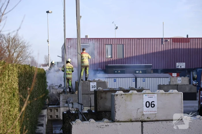 Dikke rookwolken door brand in coniferenhaag
