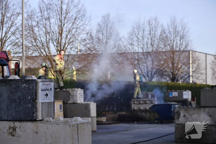 Dikke rookwolken door brand in coniferenhaag