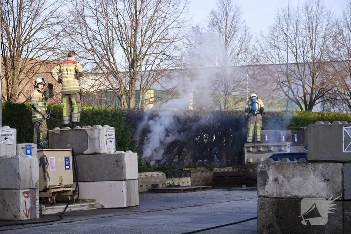 Dikke rookwolken door brand in coniferenhaag