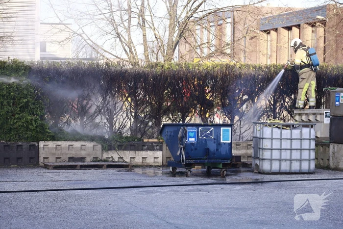 Dikke rookwolken door brand in coniferenhaag