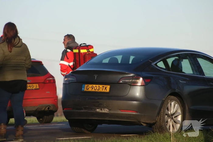 Kopstaart-botsing tussen twee auto's