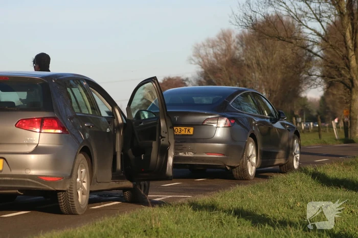 Kopstaart-botsing tussen twee auto's