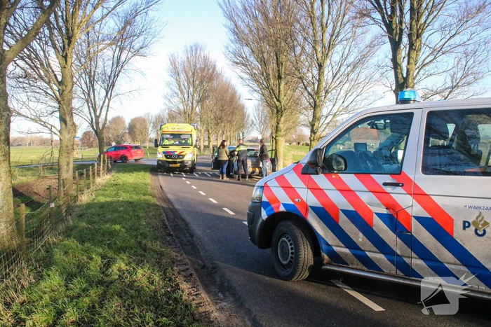 Kopstaart-botsing tussen twee auto's