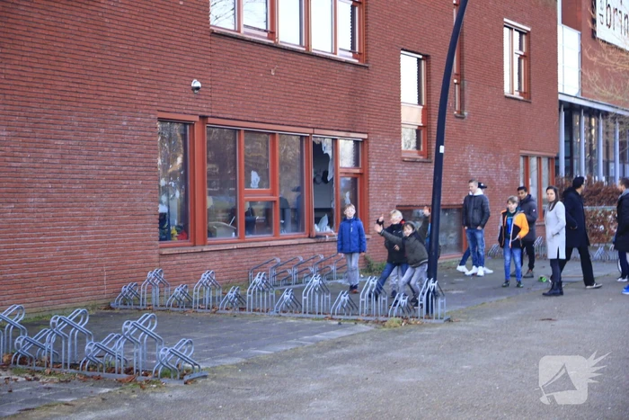 Ruit basisschool Zwaluwenest opgeblazen  door vuurwerk
