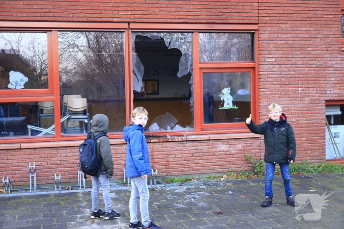 Ruit basisschool Zwaluwenest opgeblazen  door vuurwerk