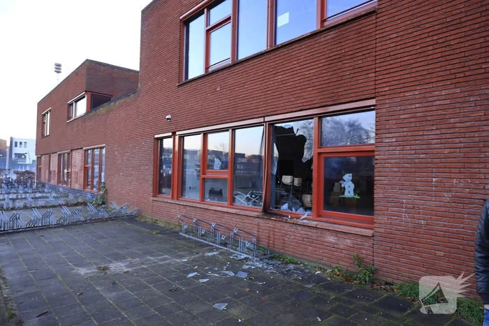 Ruit basisschool Zwaluwenest opgeblazen  door vuurwerk