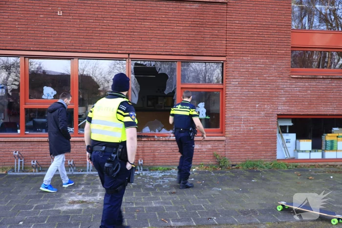 Ruit basisschool Zwaluwenest opgeblazen  door vuurwerk
