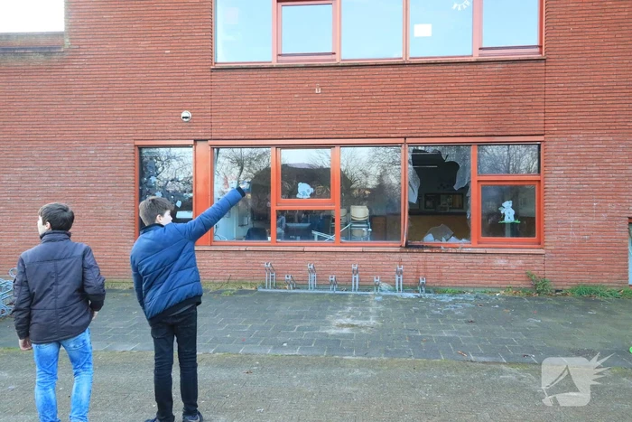 Ruit basisschool Zwaluwenest opgeblazen  door vuurwerk