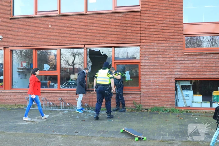 Ruit basisschool Zwaluwenest opgeblazen  door vuurwerk