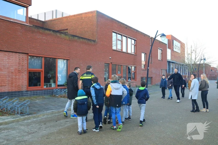 Ruit basisschool Zwaluwenest opgeblazen  door vuurwerk