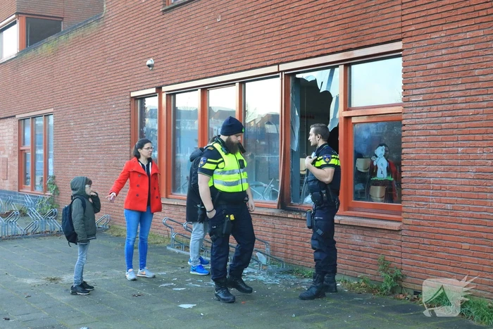 Ruit basisschool Zwaluwenest opgeblazen  door vuurwerk