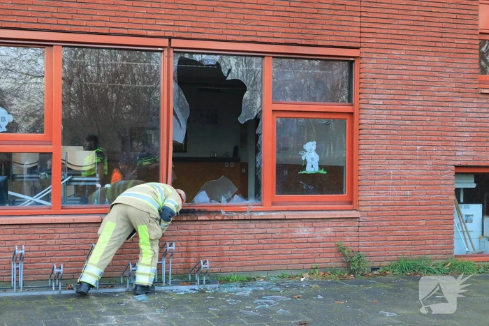 Ruit basisschool Zwaluwenest opgeblazen  door vuurwerk
