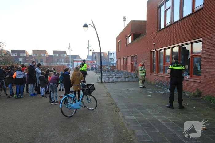 Ruit basisschool Zwaluwenest opgeblazen  door vuurwerk