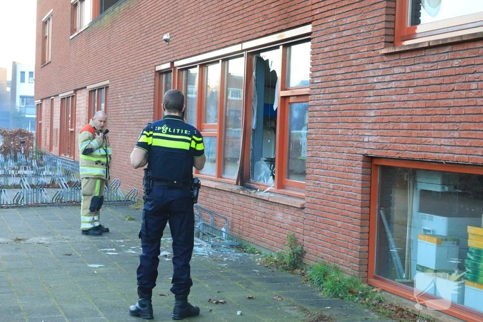 Ruit basisschool Zwaluwenest opgeblazen  door vuurwerk