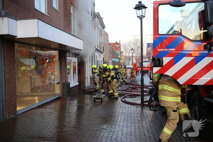 Grote brand in bakkerij lastig te bestrijden