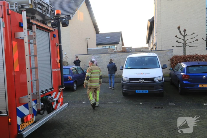 Buurtbewoners blussen brand in achtertuin