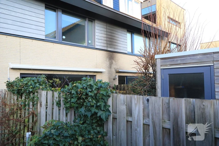 Buurtbewoners blussen brand in achtertuin