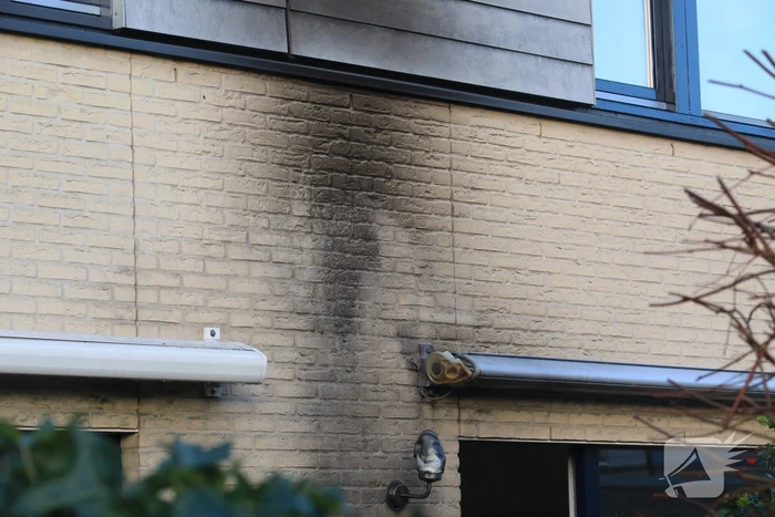 Buurtbewoners blussen brand in achtertuin