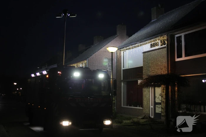 Brandweer veegt schoorsteen na schoorsteenbrand