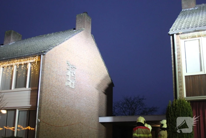 Brandweer veegt schoorsteen na schoorsteenbrand