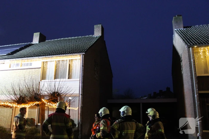 Brandweer veegt schoorsteen na schoorsteenbrand