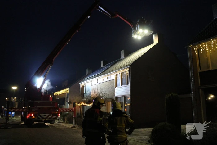 Brandweer veegt schoorsteen na schoorsteenbrand