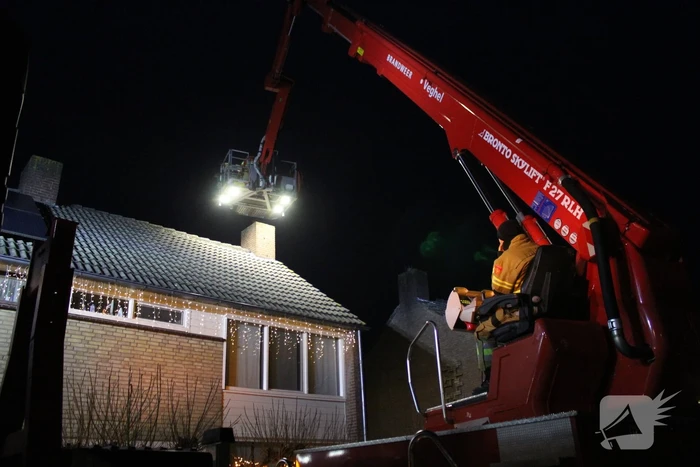 Brandweer veegt schoorsteen na schoorsteenbrand