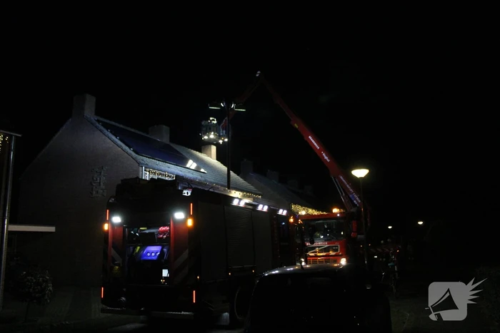 Brandweer veegt schoorsteen na schoorsteenbrand
