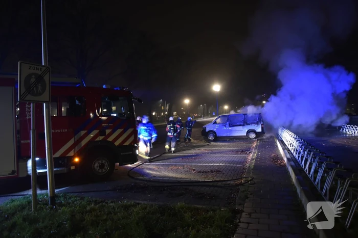 Bestelbus volledig verwoest door brand