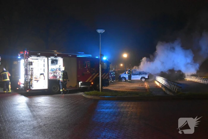 Bestelbus volledig verwoest door brand
