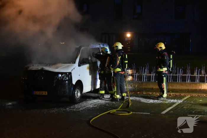 Bestelbus volledig verwoest door brand