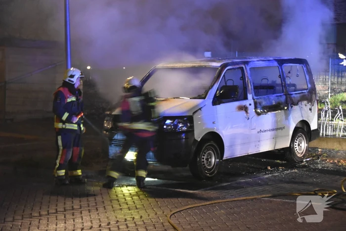 Bestelbus volledig verwoest door brand