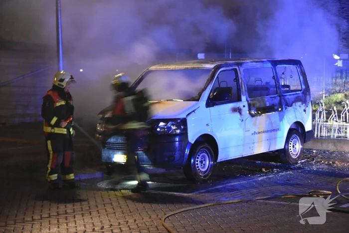 Bestelbus volledig verwoest door brand