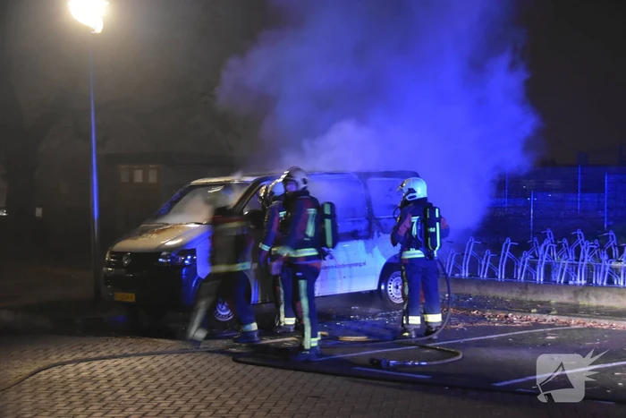 Bestelbus volledig verwoest door brand