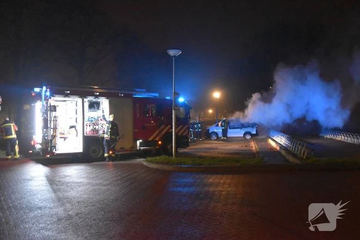 Bestelbus volledig verwoest door brand