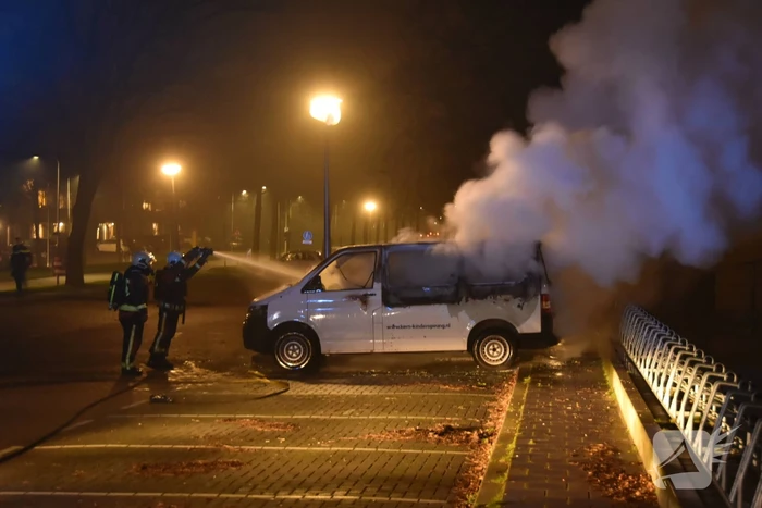 Bestelbus volledig verwoest door brand
