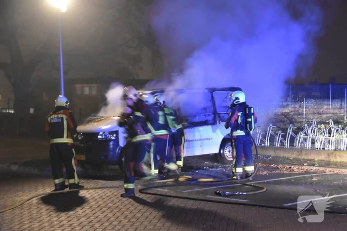 Bestelbus volledig verwoest door brand