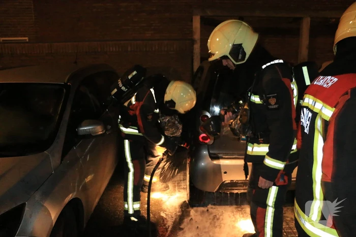 Auto moedwillig in brand gestoken