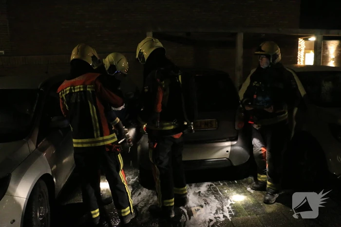 Auto moedwillig in brand gestoken